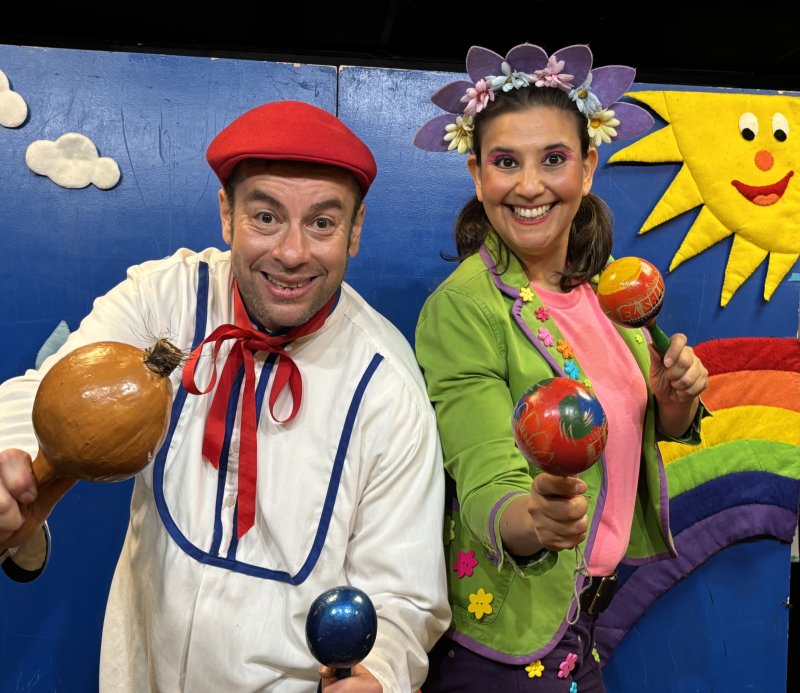 Teatro de la Luna’s performers Gabo and Mate will perform an interactive, bilingual sing-along at the Lewes Library June 14. SUBMITTED PHOTO